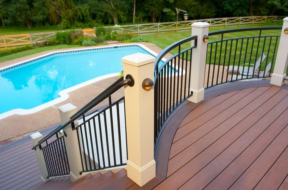 How to Choose The Right Railing Design for Your Deck