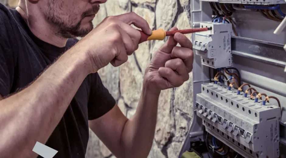 How-Select-the-Correct-Electrician-for-Your-Project-of-Renovations